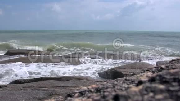 海浪冲击着岩石海水和海滩上的石头视频的预览图