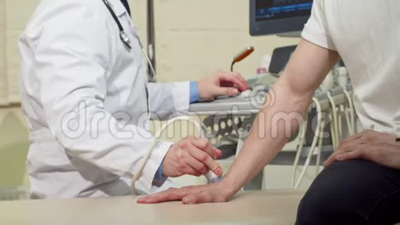 医生用超声波扫描仪检查他的腕骨视频的预览图