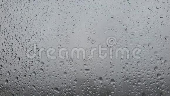 水滴在窗玻璃上流动视频的预览图