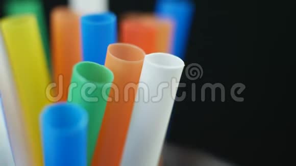 五颜六色的吸管塑料棒视频的预览图