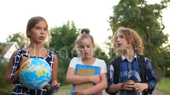 准备地理控制三个孩子携带地球仪明天去学校视频的预览图