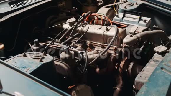生锈的汽车发动机舱的视图视频的预览图