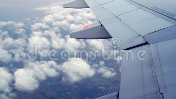 在云层上方的飞机的翅膀上美丽飞机飞行视频的预览图
