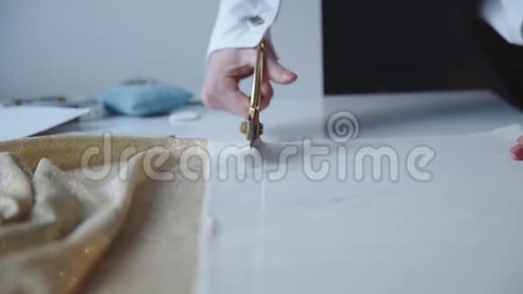 用剪刀和纺织品近距离观察女性手工切割视频的预览图
