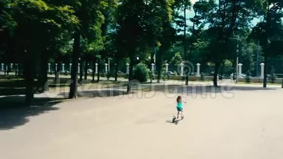 小女孩骑着脚踏车视频的预览图