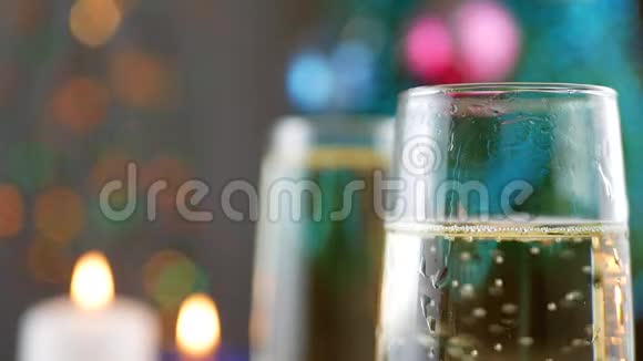 玻璃中带有浇注和发泡香槟的胶合玻璃视频的预览图