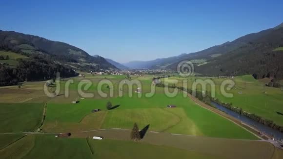 奥地利阿尔卑斯山山谷的鸟瞰图视频的预览图