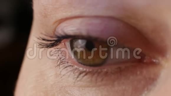 一个中年妇女的棕色眼睛特写镜头宏观的一个欧洲人视频的预览图