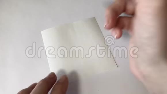 在一张白纸上写下欢迎词视频的预览图
