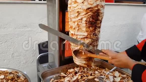厨师把肉切在扦子上做沙瓦玛土耳其唐纳凯巴视频的预览图
