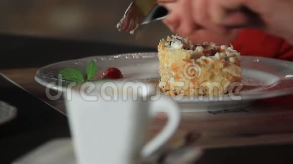 拿破仑蛋糕吃浆果的过程视频的预览图