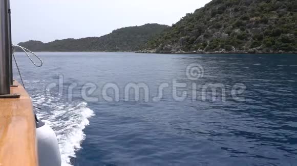横渡大海的船的侧面景色土耳其海岸Kekova岛附近视频的预览图