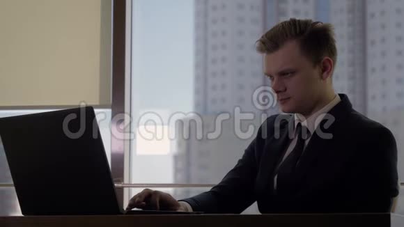在办公室的电脑工作场所穿西装的高级经理视频的预览图