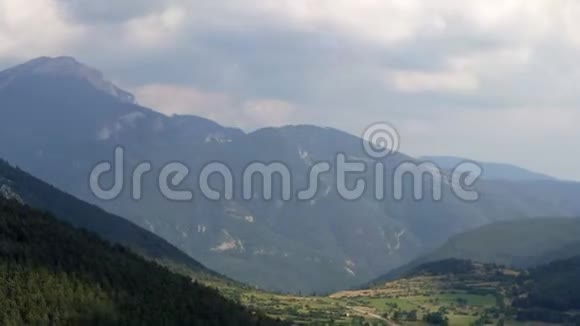 西班牙加泰罗尼亚比利牛斯山脉之间GOSOL村的全景时间流逝视频的预览图
