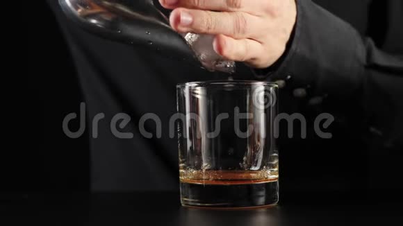 老式鸡尾酒酒保拿着勺子从桶里拿了一些冰块然后把冰块倒入一个加糖的杯子里视频的预览图