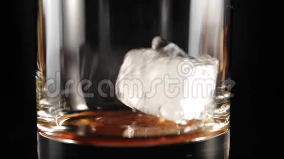 老式鸡尾酒酒保拿着勺子从桶里拿了一些冰块然后把冰块倒入一个加糖的杯子里视频的预览图