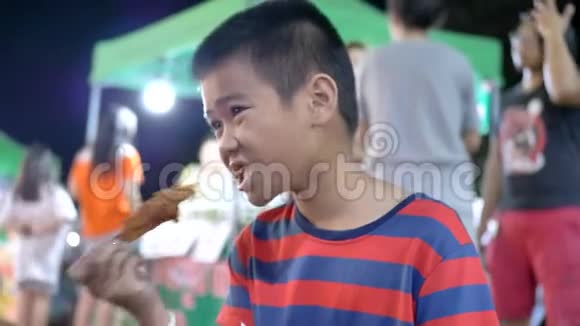 小孩小男孩喜欢在街上吃食物视频的预览图