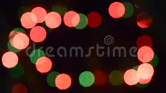 五彩斑斓的模糊灯光点缀着五颜六色的灯光在黑暗中闪烁着冷杉针的剪影近处是树枝视频的预览图