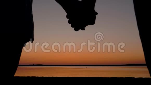 情侣牵手来到海滩享受海上日落视频的预览图