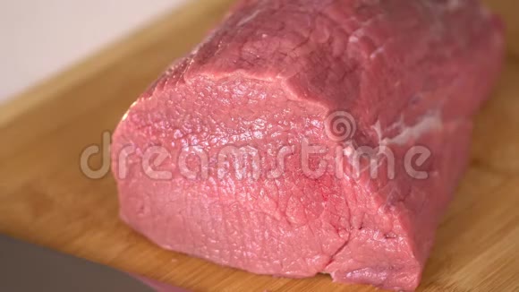 牛肉粉用大菜刀切成薄片近距离拍摄4K摄像机厨师的餐桌和烹饪表演视频的预览图
