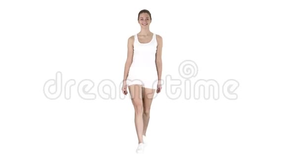 以白色为背景穿着白色衣服的运动型女性视频的预览图