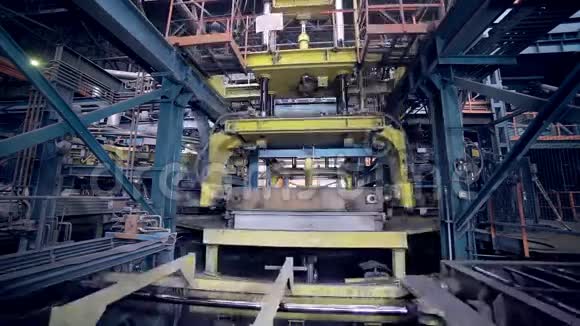 机器人在工厂制造汽车零件自动金属铸造视频的预览图
