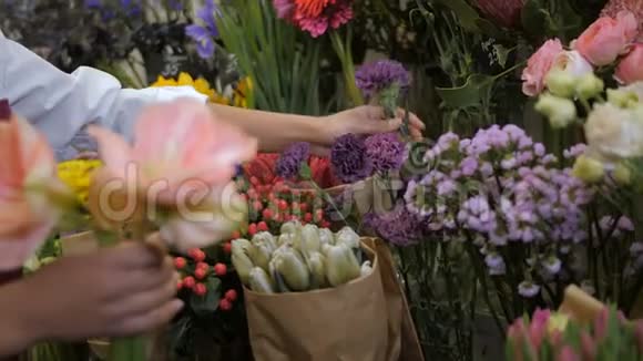 女性花店手捧精选鲜花视频的预览图