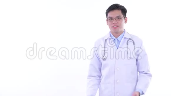 快乐的亚洲青年医生视频的预览图