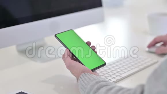 使用带有彩色按键屏幕的智能手机视频的预览图