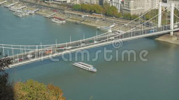 桥下河上的浮船视频的预览图