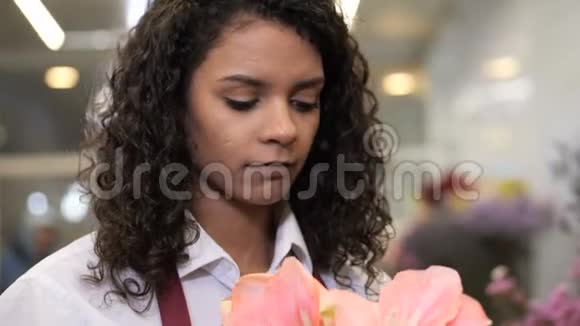年轻花商挑选鲜花的画像视频的预览图
