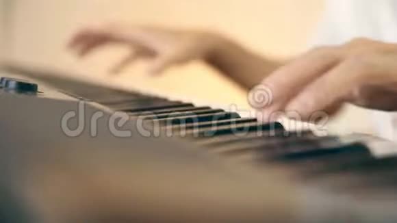年轻的亚洲秃鹫在玩键盘视频的预览图