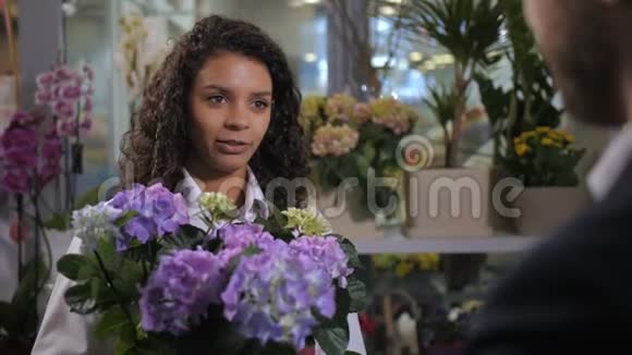 年轻的花商建议买家开花植物视频的预览图