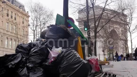 巴黎2020年2月4日垃圾焚烧场封锁后巴黎的垃圾堆积视频的预览图