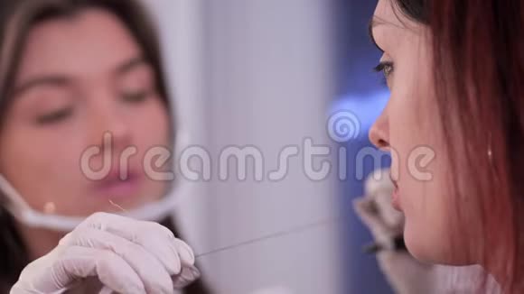 在美容工作室美容师将眉毛对准客户特写4K慢慢视频的预览图