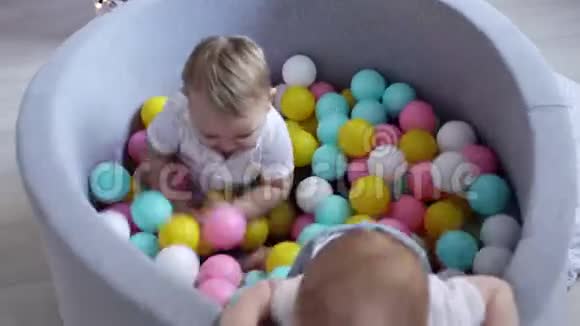 两个孩子在一个有塑料球的游泳池里玩得很开心男孩明白什么是乐趣视频的预览图