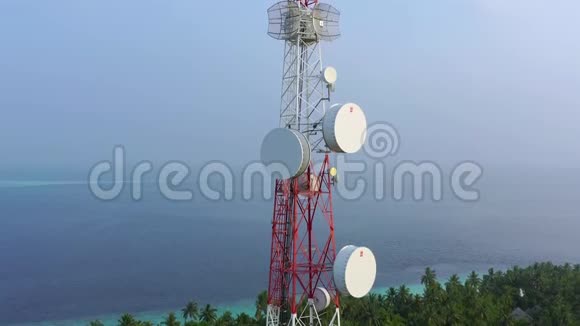 高红白无线网络电信塔的鸟瞰图视频的预览图