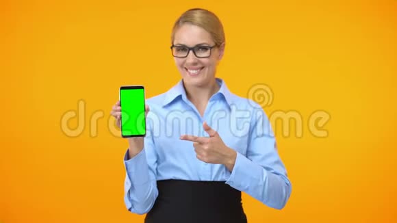 商务女性手指绿色屏幕智能手机在线会议应用视频的预览图