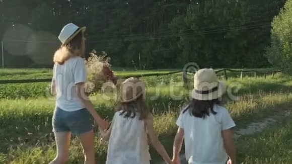 孩子们沿着乡间小路走回来转过脸去看起来既惊讶又快乐视频的预览图