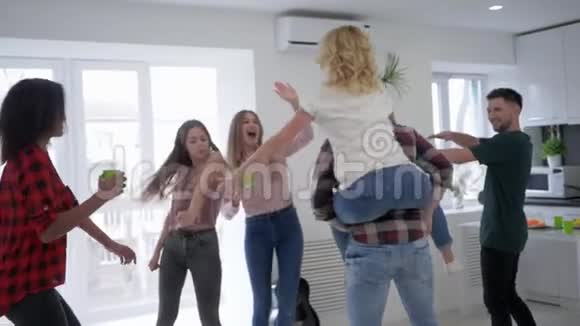 友谊快乐的年轻人跳舞玩家庭聚会享受有趣的假期视频的预览图