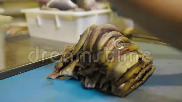 罐头食品切鱼店切鱼视频的预览图
