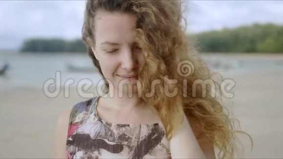 海边快乐的卷发女人视频的预览图
