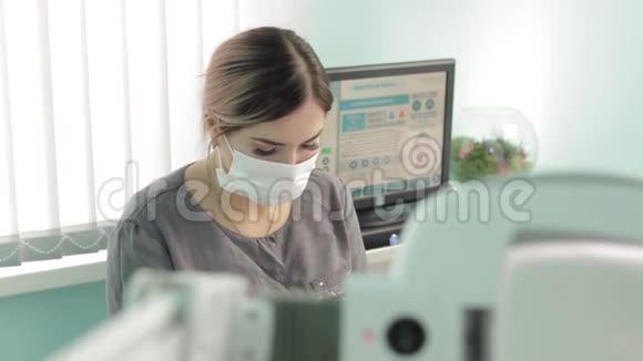 美丽的女主人正在健康水疗中心做面部真空手术视频的预览图