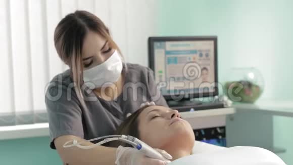 年轻漂亮的女性客户在液痘面部手术中慢动作令人不寒而栗视频的预览图