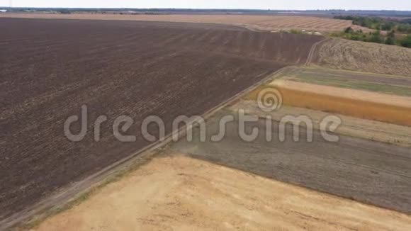 用耕地土壤清空农田视频的预览图