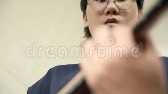 亚洲歌手摇滚吉他视频的预览图