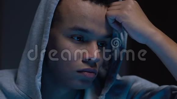 悲伤的非裔美国少年用手闭上脸心理问题视频的预览图