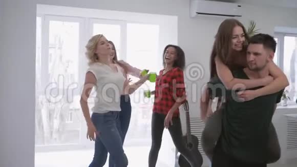 一群多种族的朋友在家聚会年轻人玩得很开心手里拿着塑料杯跳舞视频的预览图
