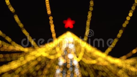 模糊的圣诞树和花环美丽的新年温暖的金色灯光的背景4K超高清视频的预览图