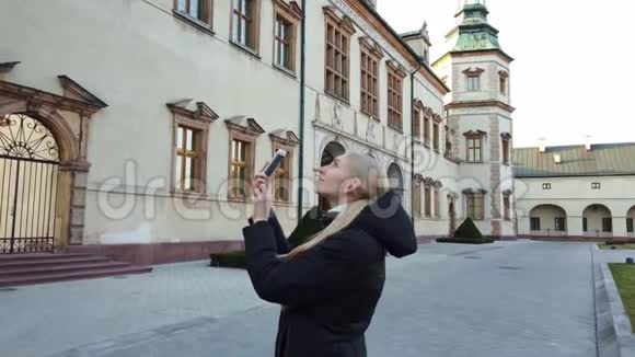 女游客在旧城拍了一张宫殿的照片视频的预览图